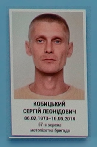 Портрет на меморіалі 'Стіна пам'яті полеглих за Україну' у Києві: секція 4, ряд 6, місце 22.