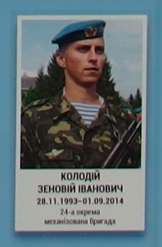 Портрет на меморіалі 'Стіна пам'яті полеглих за Україну' у Києві: секція 4, ряд 6, місце 6.