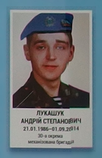 Портрет на меморіалі 'Стіна пам'яті полеглих за Україну' у Києві: секція 4, ряд 6, місце 9.