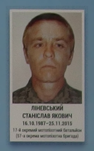 Портрет на меморіалі 'Стіна пам'яті полеглих за Україну' у Києві: секція 8, ряд 1, місце 12.