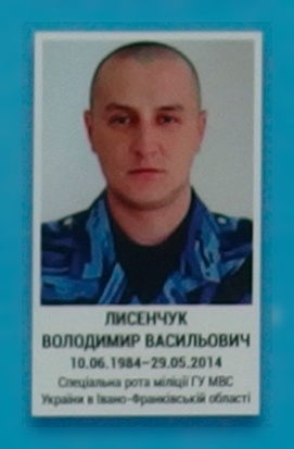 Портрет на меморіалі 'Стіна пам'яті полеглих за Україну' у Києві: секція 1, ряд 7, місце 4.