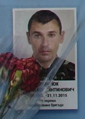 Портрет на меморіалі 'Стіна пам'яті полеглих за Україну' у Києві: секція 7, ряд 10, місце 41.