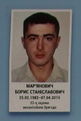 Портрет на меморіалі 'Стіна пам'яті полеглих за Україну' у Києві: секція 7, ряд 1, місце 10.