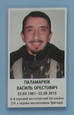 Портрет на меморіалі 'Стіна пам'яті полеглих за Україну' у Києві: секція 7, ряд 5, місце 36.