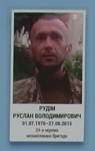 Портрет на меморіалі 'Стіна пам'яті полеглих за Україну' у Києві: секція 7, ряд 2, місце 41.