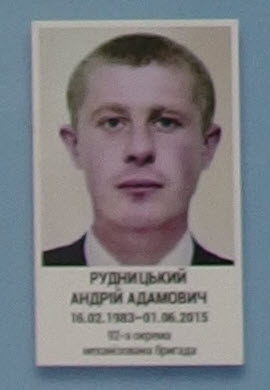Портрет на меморіалі 'Стіна пам'яті полеглих за Україну' у Києві: секція 7, ряд 8, місце 2.