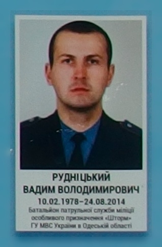 Портрет на меморіалі 'Стіна пам'яті полеглих за Україну' у Києві: секція 3, ряд 8, місце 12.