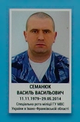 Портрет на меморіалі 'Стіна пам'яті полеглих за Україну' у Києві: секція 1, ряд 7, місце 7.