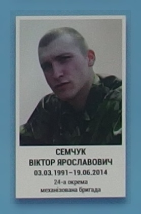 Портрет на меморіалі 'Стіна пам'яті полеглих за Україну' у Києві: секція 1, ряд 5, місце 26.