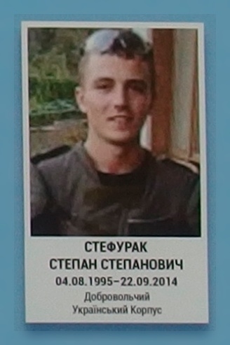 Портрет на меморіалі 'Стіна пам'яті полеглих за Україну' у Києві: секція 4, ряд 8, місце 19.