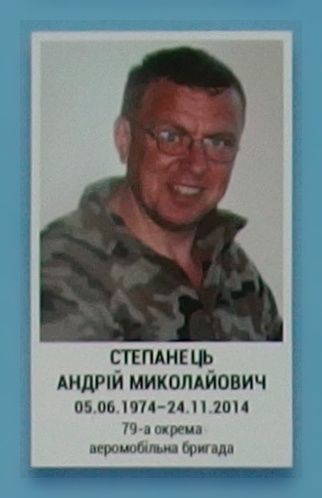 Портрет на меморіалі 'Стіна пам'яті полеглих за Україну' у Києві: секція 5, ряд 6, місце 9.