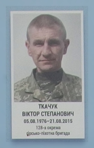 Портрет на меморіалі 'Стіна пам'яті полеглих за Україну' у Києві: секція 7, ряд 1, місце 38.