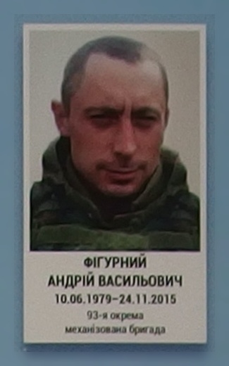 Портрет на меморіалі 'Стіна пам'яті полеглих за Україну' у Києві: секція 8, ряд 1, місце 11.