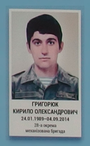 Портрет на меморіалі 'Стіна пам'яті полеглих за Україну' у Києві: секція 4, ряд 8, місце 12.