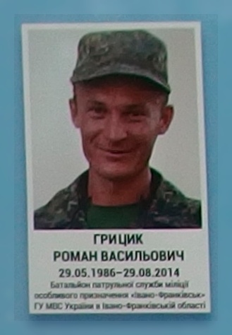 Портрет на меморіалі 'Стіна пам'яті полеглих за Україну' у Києві: секція 4, ряд 1, місце 7.