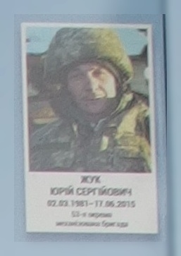 Портрет на меморіалі 'Стіна пам'яті полеглих за Україну' у Києві: секція 7, ряд 1, місце 27.