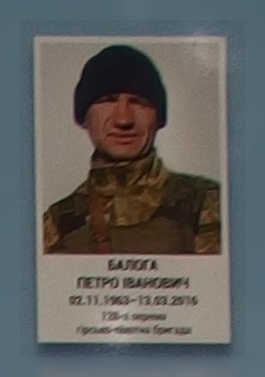 Портрет на меморіалі 'Стіна пам'яті полеглих за Україну' у Києві: секція 8, ряд 1, місце 27.