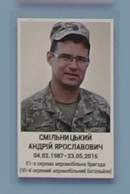 Портрет на меморіалі 'Стіна пам'яті полеглих за Україну' у Києві: секція 8, ряд 8, місце 23.