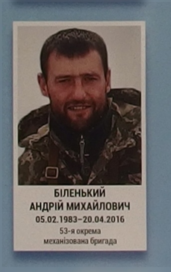 Портрет на меморіалі 'Стіна пам'яті полеглих за Україну' у Києві: секція 8, ряд 4, місце 31.