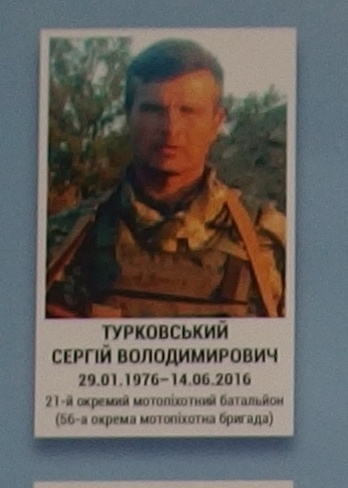 Портрет на меморіалі 'Стіна пам'яті полеглих за Україну' у Києві: секція 8, ряд 1, місце 42.