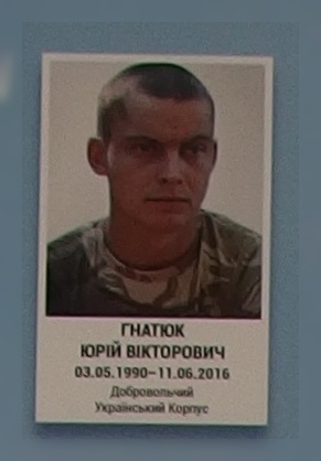 Портрет на меморіалі 'Стіна пам'яті полеглих за Україну' у Києві: секція 8, ряд 1, місце 36.
