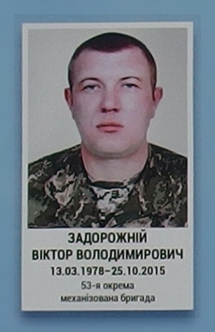 Портрет на меморіалі 'Стіна пам'яті полеглих за Україну' у Києві: секція 7, ряд 7, місце 43.
