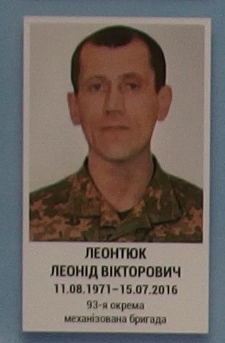 Портрет на меморіалі 'Стіна пам'яті полеглих за Україну' у Києві: секція 8, ряд 5, місце 41.