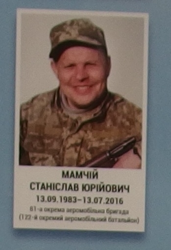 Портрет на меморіалі 'Стіна пам'яті полеглих за Україну' у Києві: секція 8, ряд 5, місце 37.