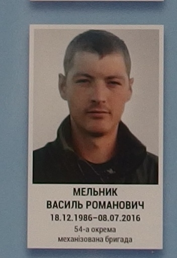 Портрет на меморіалі 'Стіна пам'яті полеглих за Україну' у Києві: секція 8, ряд 4, місце 42.