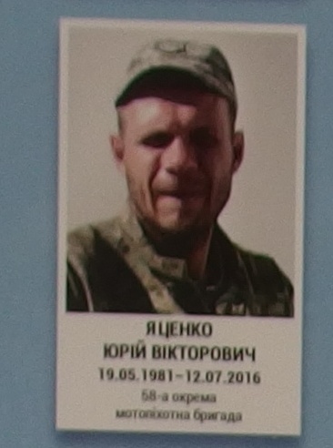 Портрет на меморіалі 'Стіна пам'яті полеглих за Україну' у Києві: секція 8, ряд 5, місце 36.