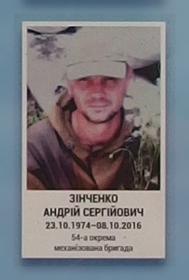 Портрет на меморіалі 'Стіна пам'яті полеглих за Україну' у Києві: секція 9, ряд 6, місце 11.