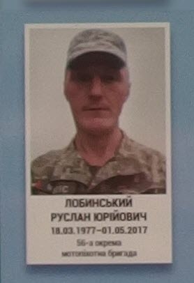 Портрет на меморіалі 'Стіна пам'яті полеглих за Україну' у Києві: секція 9, ряд 6, місце 32.