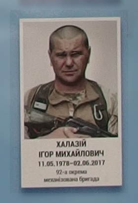 Портрет на меморіалі 'Стіна пам'яті полеглих за Україну' у Києві: секція 9, ряд 7, місце 37.