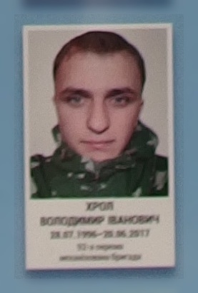 Портрет на меморіалі 'Стіна пам'яті полеглих за Україну' у Києві: секція 9, ряд 9, місце 34.