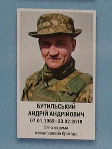 Портрет на меморіалі 'Стіна пам'яті полеглих за Україну' у Києві: секція 10, ряд 7, місце 14.