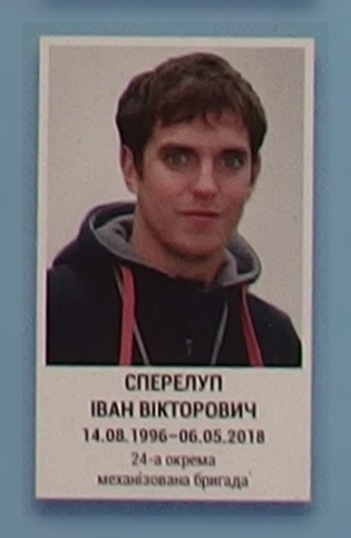 Портрет на меморіалі 'Стіна пам'яті полеглих за Україну' у Києві: секція 10, ряд 10, місце 19.