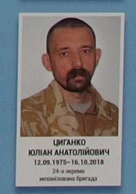 Портрет на меморіалі 'Стіна пам'яті полеглих за Україну' у Києві: секція 10, ряд 8, місце 37.