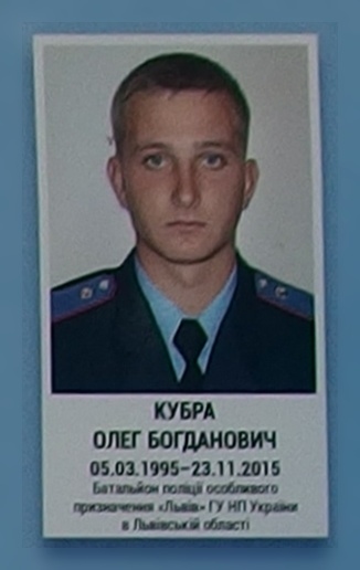 Портрет на меморіалі 'Стіна пам'яті полеглих за Україну' у Києві: секція 8, ряд 1, місце 8.